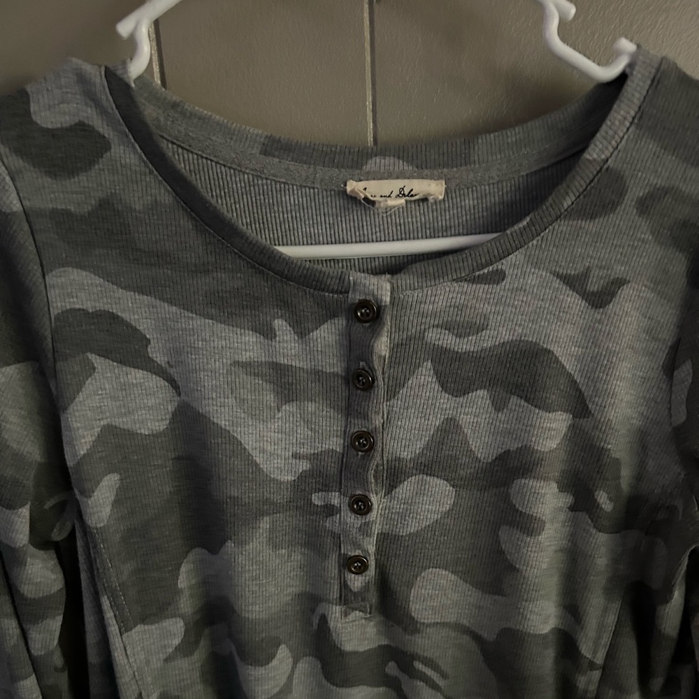 Super cute camo long sleeve top excellent condition